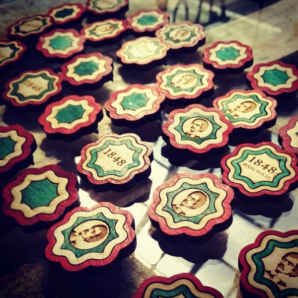 Kokárda fából, pácolva és gravírozva