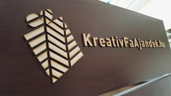 Lézervágott fa cégtábla II.