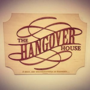 Cégtábla fából, pácolva és gravírozva