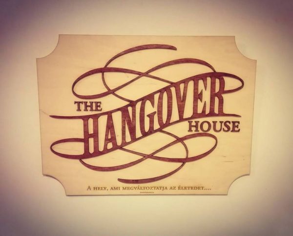 Cégtábla fából, pácolva és gravírozva