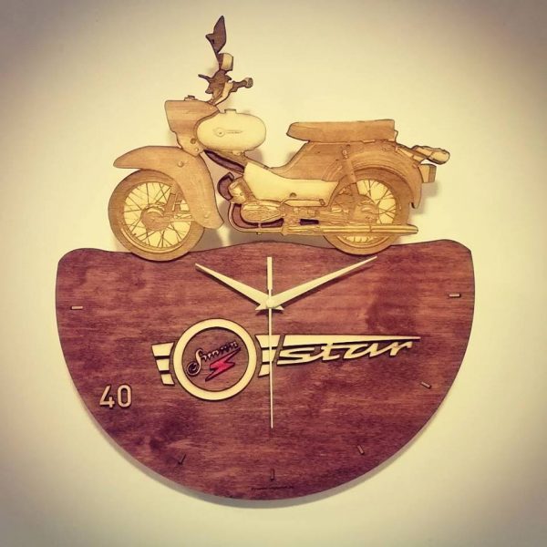 Simson falióra gravírozva