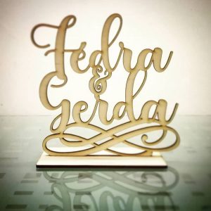 Egyedi fa lézervágott nevek