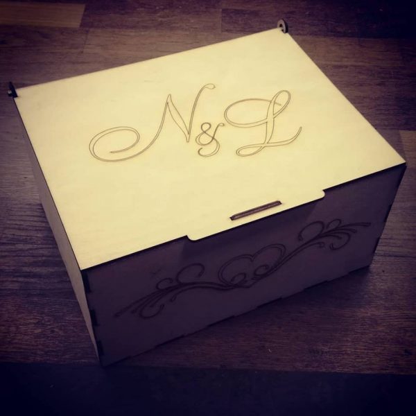 Fa doboz esküvői díszítéssel