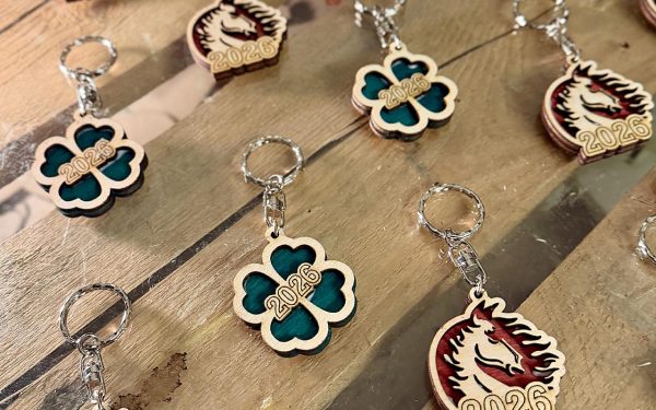 🍀 Újévi szerencsehozó lézervágott fa kulcstartó – A Tűz Ló éve 2026 🍀 - Image 2