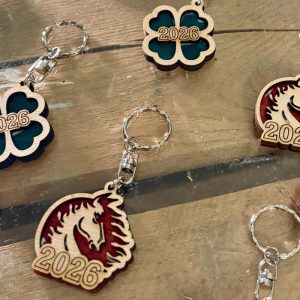 🍀 Újévi szerencsehozó lézervágott fa kulcstartó – A Tűz Ló éve 2026 🍀