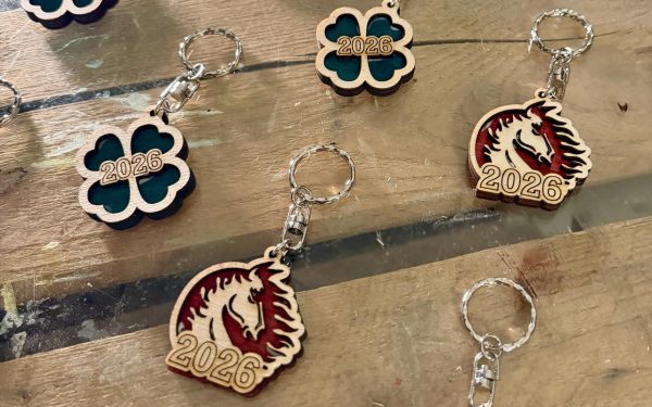 🍀 Újévi szerencsehozó lézervágott fa kulcstartó – A Tűz Ló éve 2026 🍀